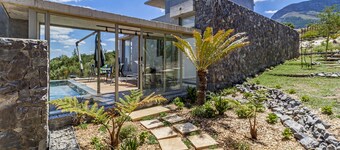The ultimate venue to relax & enjoy the views close to restaurants, wine farms,