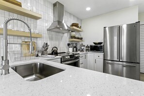 Fridge, microwave, oven, stovetop - Steps to the Beach, Fully Renovated Beautiful Townhome (Jacksonville Beach)