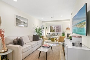 Smart TV, books - Steps to the Beach, Fully Renovated Beautiful Townhome (Jacksonville Beach)