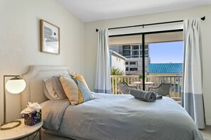 2 bedrooms, desk, iron/ironing board, travel cot - Steps to the Beach, Fully Renovated Beautiful Townhome (Jacksonville Beach)
