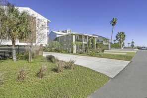 Exterior - Steps to the Beach, Fully Renovated Beautiful Townhome (Jacksonville Beach)