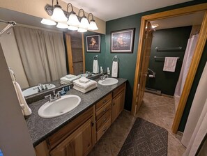 Shower, hair dryer, towels - Bay View Luxury Studio (Bigfork)