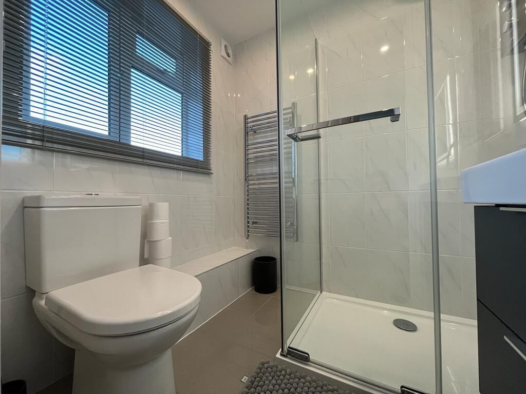 Douche, sèche-cheveux, serviettes fournies, savon