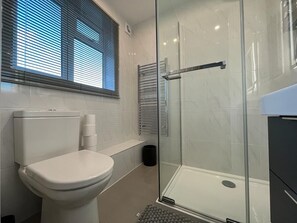 Douche, séchoir à cheveux, serviettes fournies, savon