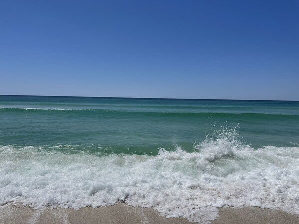 Chaises longues, serviettes de plage