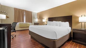 Room, 1 King Bed, Non Smoking | Desk, free WiFi