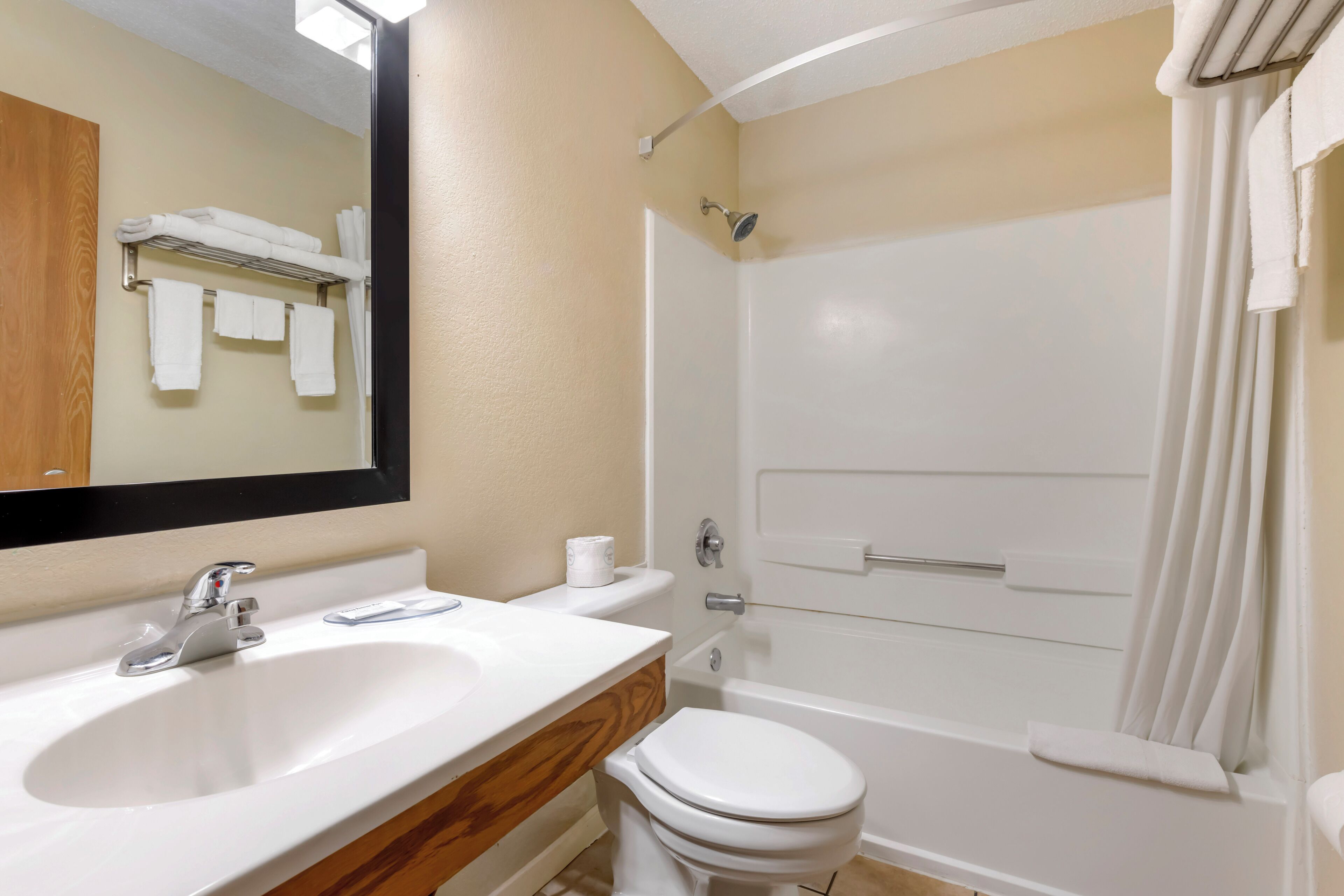Combined shower/tub, free toiletries, hair dryer, towels