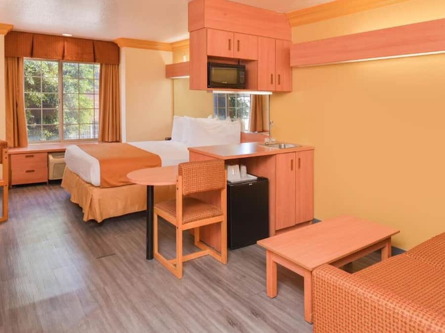 Standard Double Room | In-room safe, individually decorated, individually furnished, desk