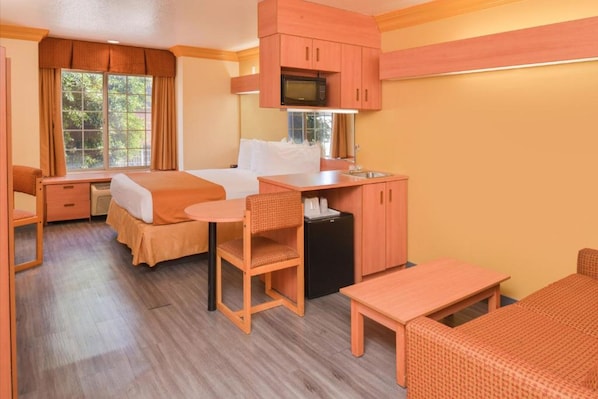 Standard Double Room | In-room safe, individually decorated, individually furnished, desk - H3 Inn & Suites - LAX Airport - Los Angeles (Inglewood)
