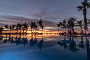 Outdoor pool - Vacation in Los Cabos - Luxury 3 Bedroom Oceanfront Suite w/ Private Jacuzzi (Cabo San Lucas)