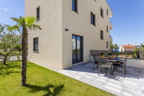 Outdoor dining - Apartment in Podstrana-Sv.Martin with Seaview, Terrace, Air condition, WIFI (4777-1) (Podstrana)