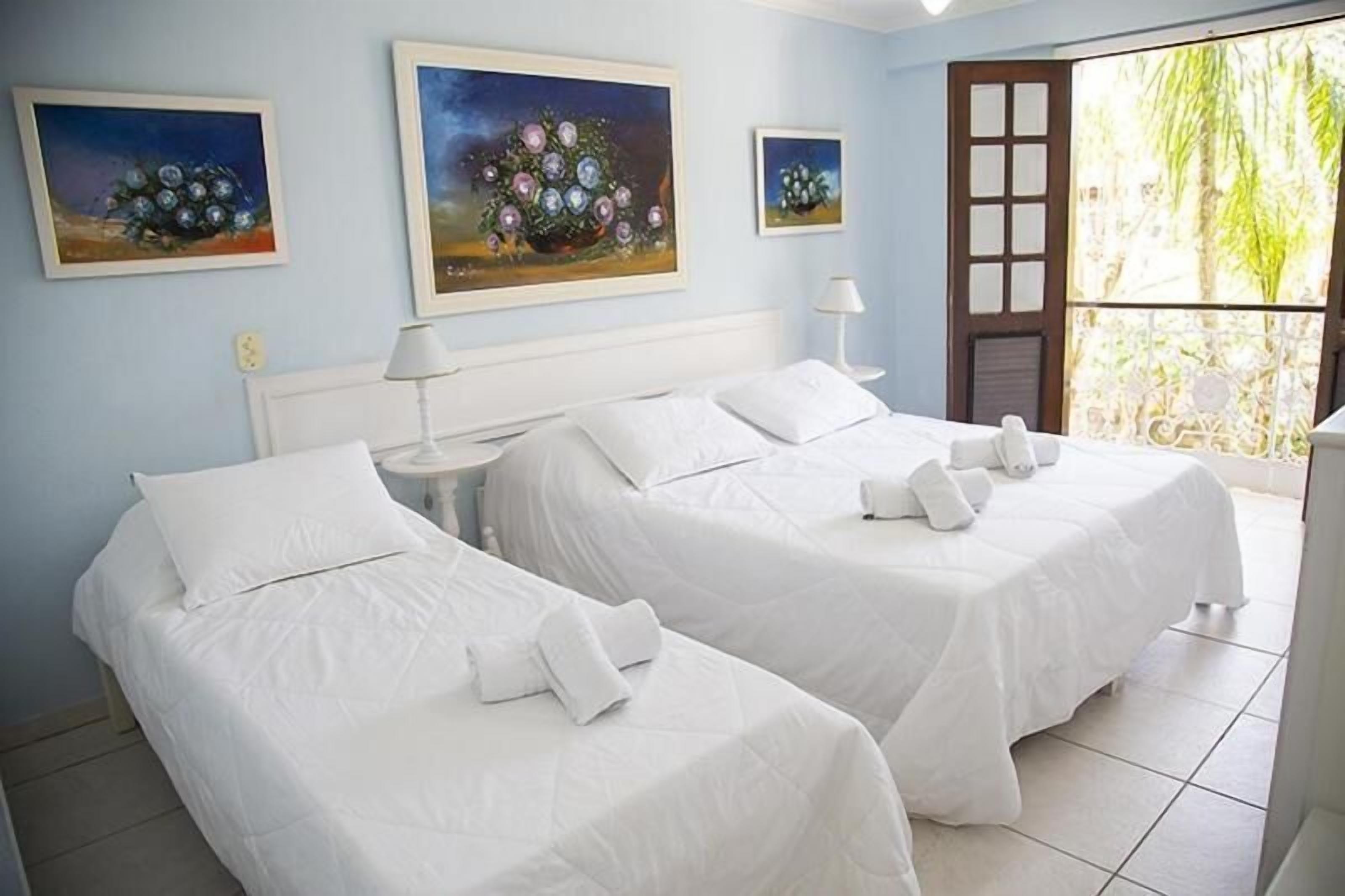 Quarto triplo tradicional | Cofres nos quartos, Wi-Fi de cortesia, roupa de cama