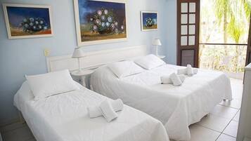 Quarto triplo tradicional | Cofres nos quartos, Wi-Fi de cortesia, roupa de cama
