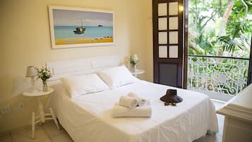 Quarto quádruplo standard | Cofres nos quartos, Wi-Fi de cortesia, roupa de cama