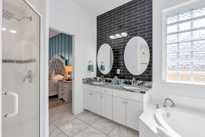 Badewanne, Haartrockner, Handtücher, Seife