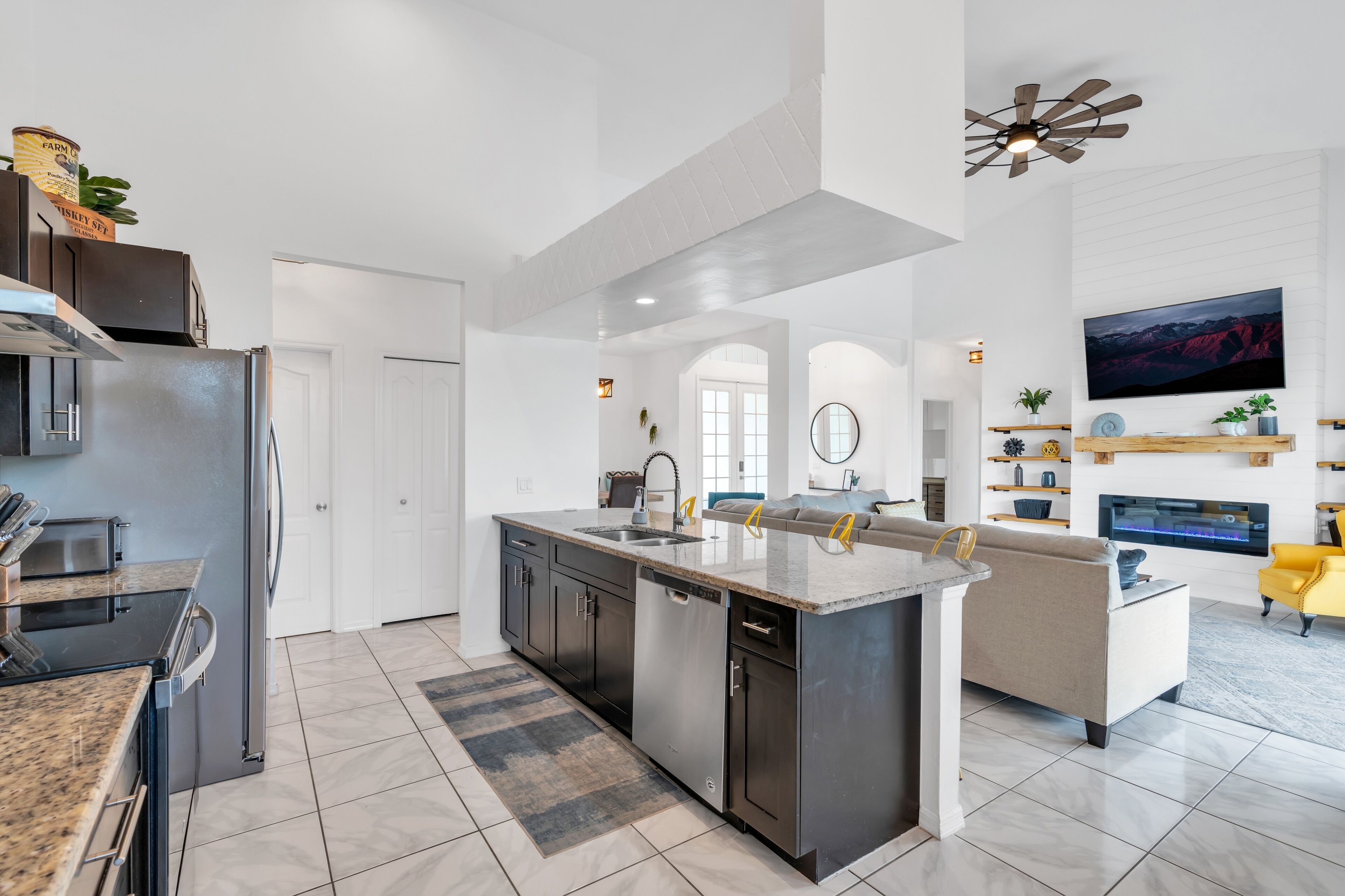 Kjøleskap, mikrobølgeovn, ovn og kokeplater