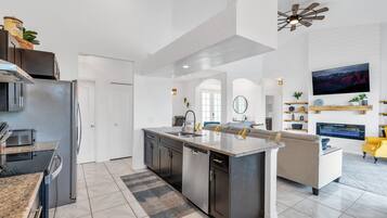 Kjøleskap, mikrobølgeovn, ovn og kokeplater