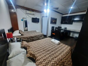 Desk, soundproofing, iron/ironing board, free WiFi - Hotel Garcias Suites (Linares)