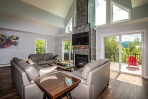 Smart TV, chimenea, futbolito y libros 