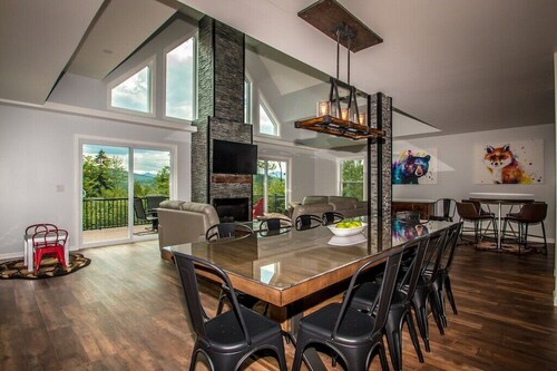 Luxury 3700 sf Home with Mountain Views, Hot Tub, Sauna, Game Room