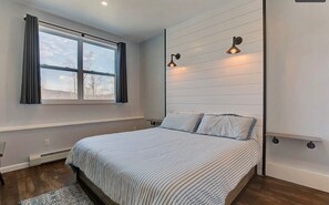 6 Schlafzimmer, Schreibtisch, Bügeleisen/Bügelbrett, Reisekinderbett