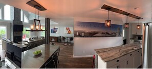 Smart TV, chimenea, futbolito y libros 