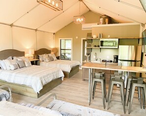 Muebles diferentes, wifi gratis y ropa de cama 