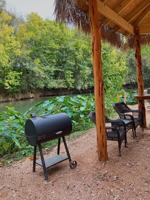 BBQ/picnic area - 11 Son's Geronimo - Birdhouse Cabin (Seguin)