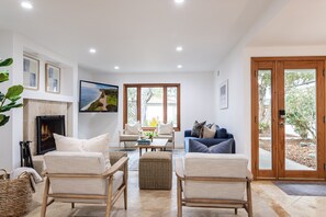 Smart TV, chimenea, tenis de mesa y libros 