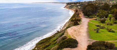Nær stranden, solsenger og strandhåndklær
