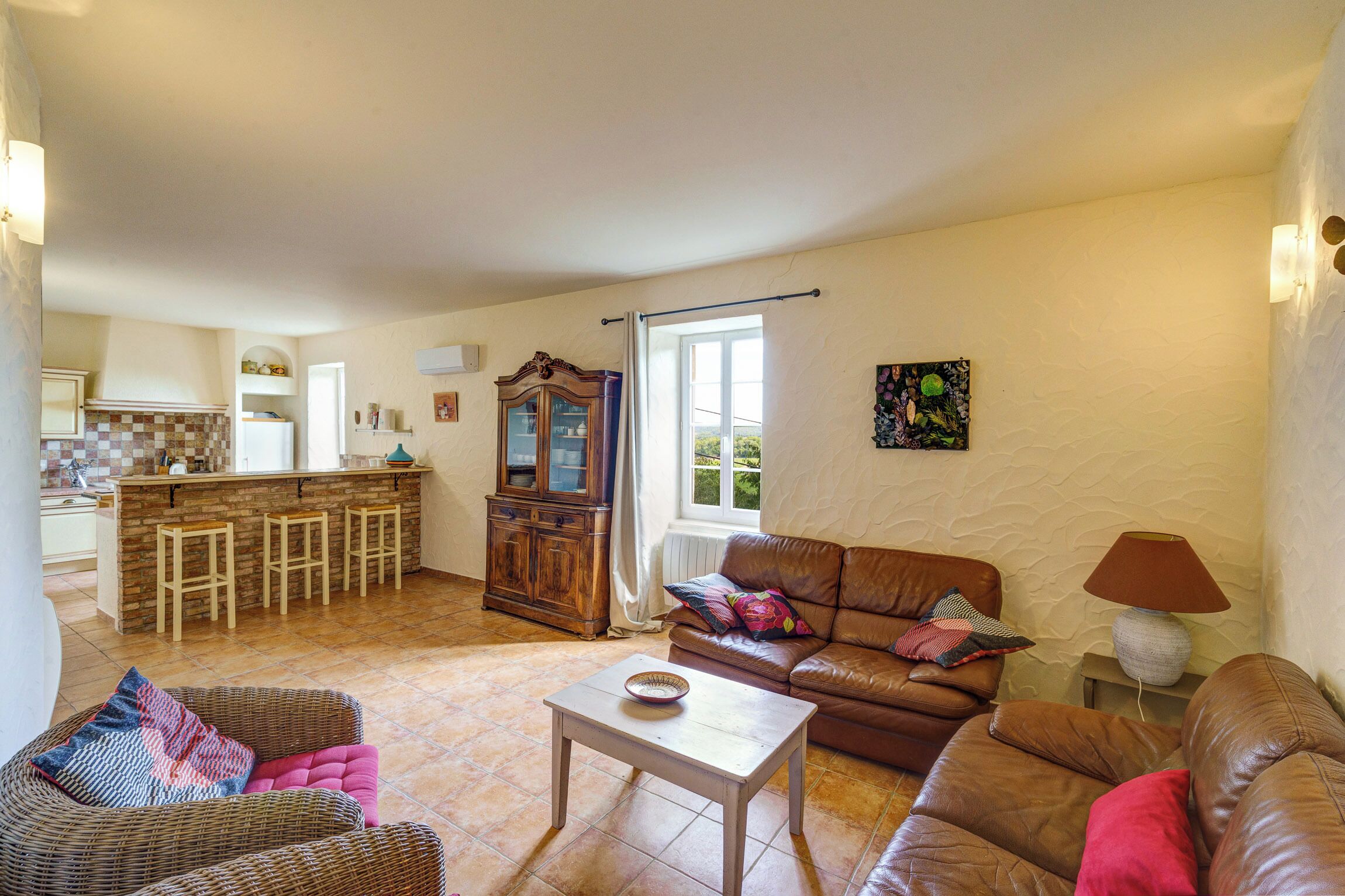 TV connectée, cheminée, baby-foot, table de tennis de table