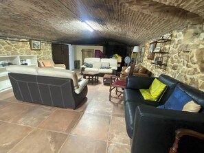 Älytelevisio, takka, pöytäjalkapallopöytä, pöytätennispöytä