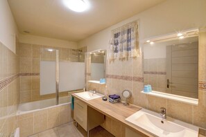 Baignoire, serviettes fournies, papier toilette