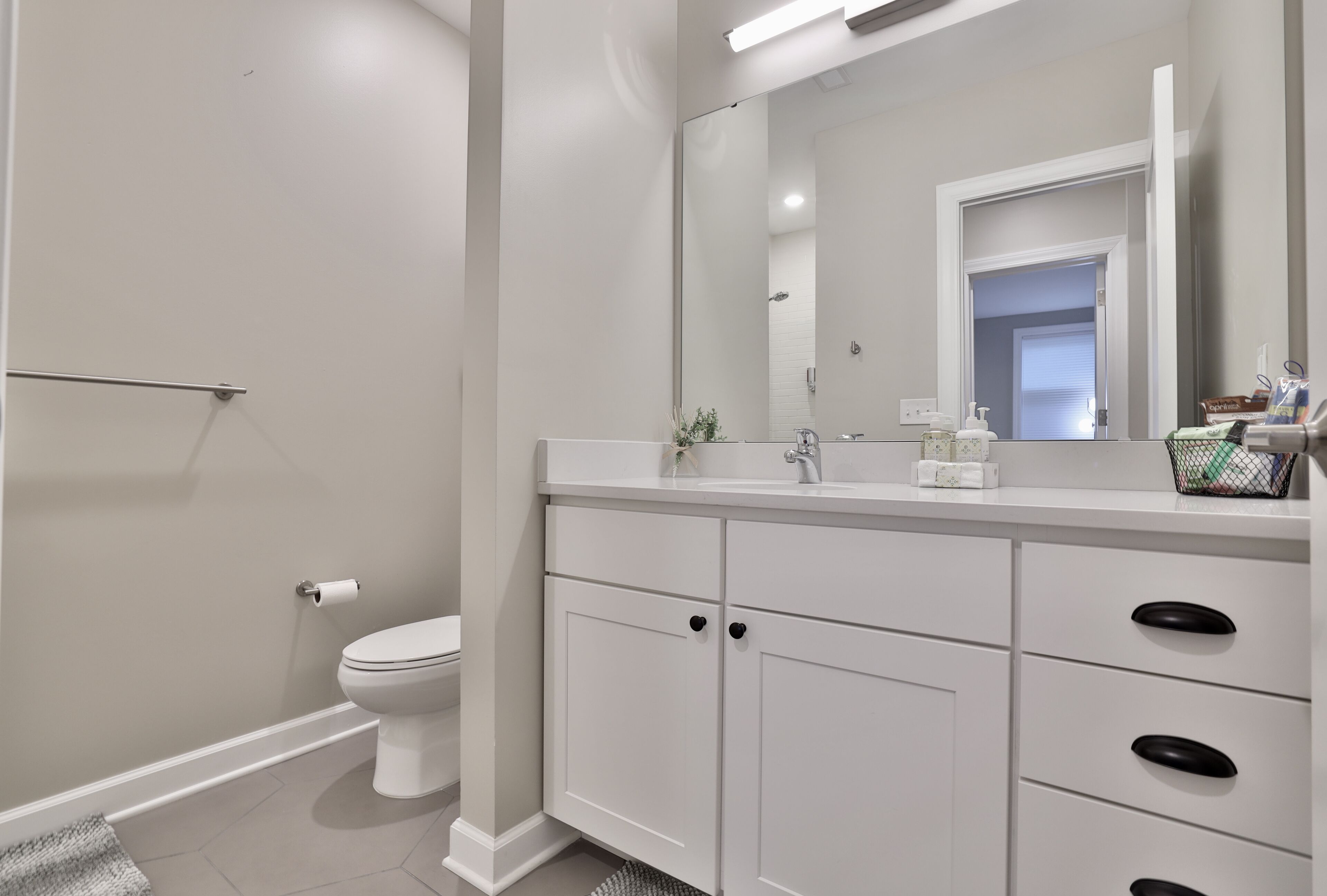 Douche, sèche-cheveux, serviettes fournies, savon