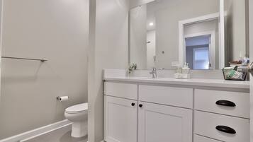 Douche, sèche-cheveux, serviettes fournies, savon