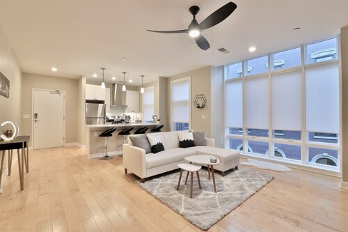 *New* XquisiteMidCenturyM0d~ Condo *OTR* w/Parking