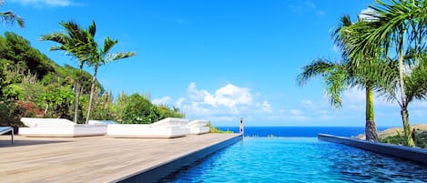 Outdoor pool, an infinity pool