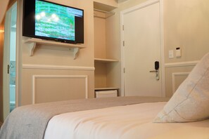 Deluxe Double Room, City View | Individually furnished, travel cot, free WiFi, bed sheets - Castelo Boutique Hotel (Fraiburgo)