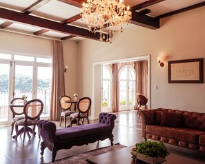 43-inch Smart TV with cable channels, TV, heated floors - Castelo Boutique Hotel (Fraiburgo)