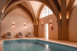 Indoor pool, open 9:00 AM to 10:00 PM, pool loungers - Castelo Boutique Hotel (Fraiburgo)