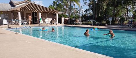 Een buitenzwembad en een verwarmd zwembad