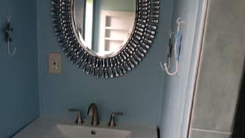 Tina con regadera, secadora de cabello, toallas