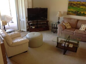 Smart-TV, peis, DVD-spiller og bøker