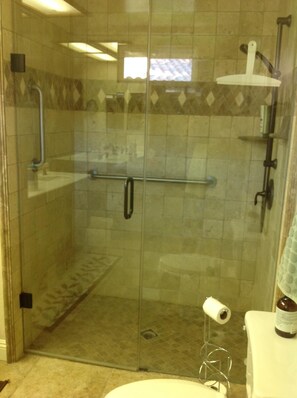 Kombinert dusj/badekar, hårføner, håndklær og sjampo