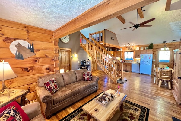 Smart-tv, een open haard, videospelletjes en een dvd-speler