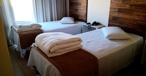 Double Room | Bathroom | Shower, towels - Hotel Eldorado (Pirai Do Sul)