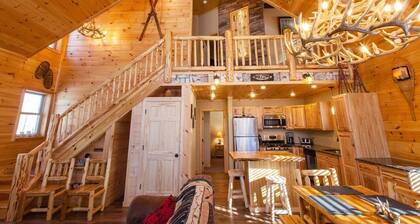 Beautiful ADK Getaway! Trail 4 and Lake Access! Weekly Discount Available