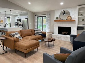 Smart TV, chimenea y libros 