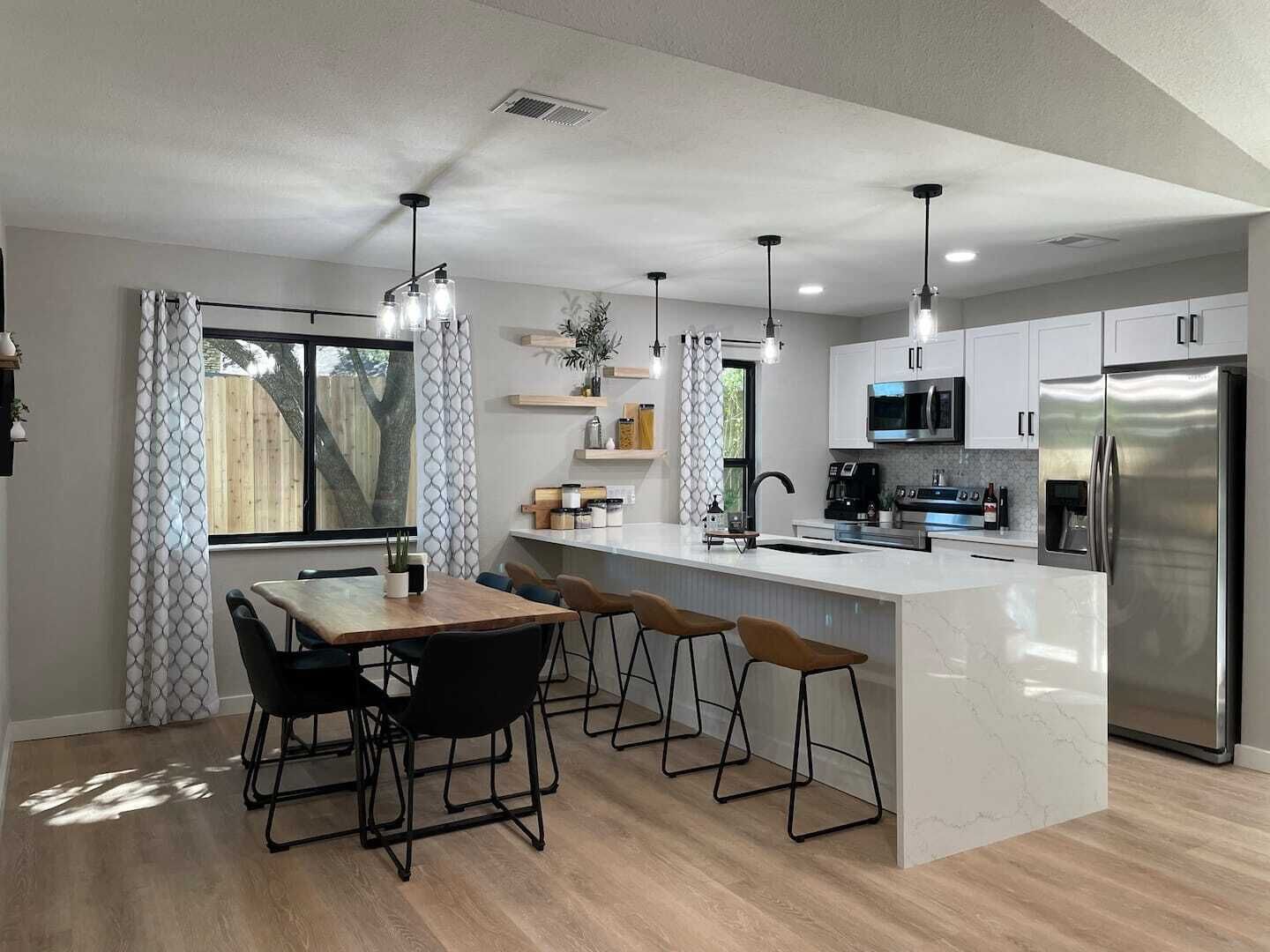 雪櫃、微波爐、焗爐、爐具