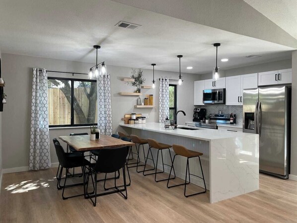 Refrigerador, microondas, horno y parrilla de estufa 